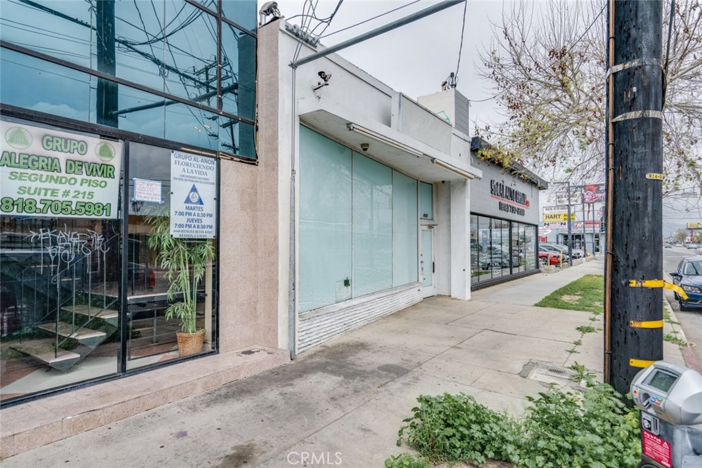 6951 Reseda Boulevard Glendale  Home Listings - Green World Realty and Financial Services Glendale Real Estate
